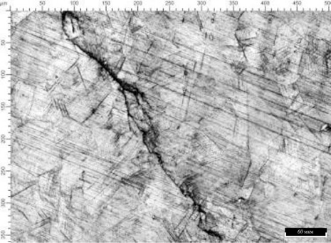 Рис. 3. Микроструктура образца с трещинами, поперечное сечение. x100. Видны полосы скольжения внутри аустенитных зерен