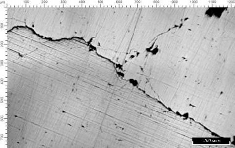 Рис. 2. Микроструктура образца с трещинами, продольное сечение. x50